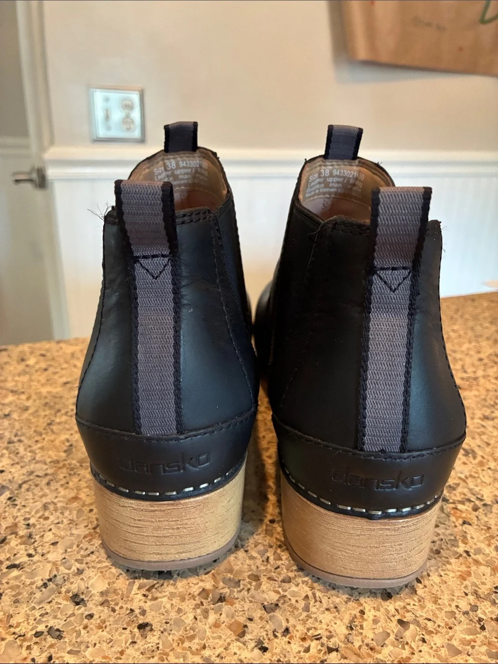 Women’s 38 Dansko Becka Boots in black oiled leather - Picture 4 of 11